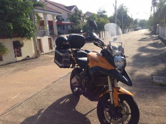 ขายรถมอเตอร์ไซค์ Kawasaki Versys ปี2013 รองรับทุกสภาพถนนพร้อมออกแนว Advanture เบาะนั่งสูง 33.3 นิ้วทำให้ได้ทัศนวิสัยที่ดี เครื่องยนต์ใช้ระบบหัวฉีด EFI ที่พร้อมปล่อยพลังจากรอบต่ำไปจนสุดโดยไม่มีสะดุด รถสภาพกริ๊ปวิ่งน้อยไมล์ไม่เกิน1000 พร้อมใช้งานทันทีขายในร