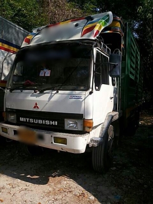 รถมิตซู 10 ล้อ รั้ว FN516  เปลื่ยนเครื่อง  191 แรงม้า.  สนใจติดต่อ  081 - 6079515