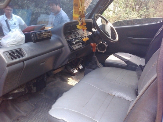 ขายรถตู้ โตโยต้า Hiace  เครื่อง 2l  2500  ราคา  105000  บาท