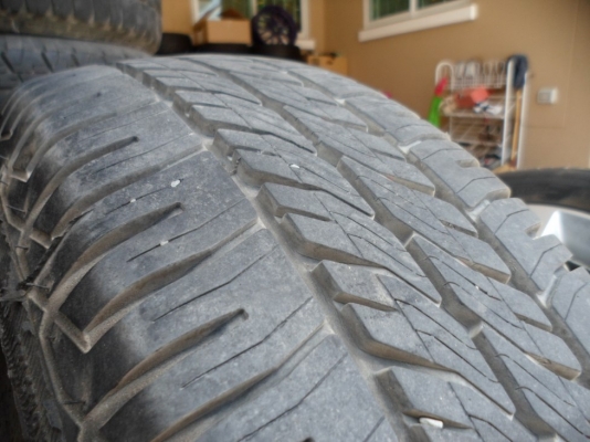 แม็กJazz(โฉมปัจจุบัน)ยาง175/65/15 ปี13  ดอกสวยๆ แม็กสภาพสวยๆ มีรอยนิดหน่อยไม่เยอะ