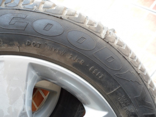 แม็กJazz(โฉมปัจจุบัน)ยาง175/65/15 ปี13  ดอกสวยๆ แม็กสภาพสวยๆ มีรอยนิดหน่อยไม่เยอะ