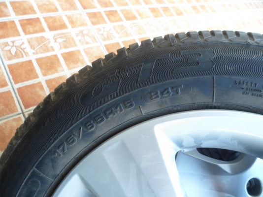 แม็กJazz(โฉมปัจจุบัน)ยาง175/65/15 ปี13  ดอกสวยๆ แม็กสภาพสวยๆ มีรอยนิดหน่อยไม่เยอะ