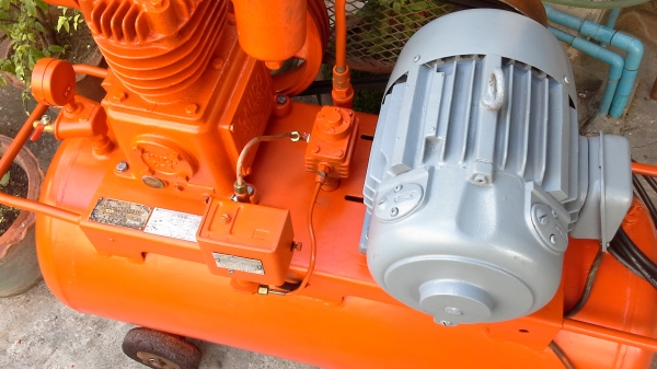 ขายปั้มลม sanco japan 2 สูบตั้ง มอเตอร์ไฟ 220 V ไฟบ้าน