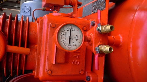 ขายปั้มลม sanco japan 2 สูบตั้ง มอเตอร์ไฟ 220 V ไฟบ้าน