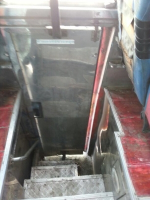 รถอีซูซุ 6 ล้อ ( รถบัส )  260 แรงม้า. ปี 52    สนใจติดต่อ 081 - 6079515