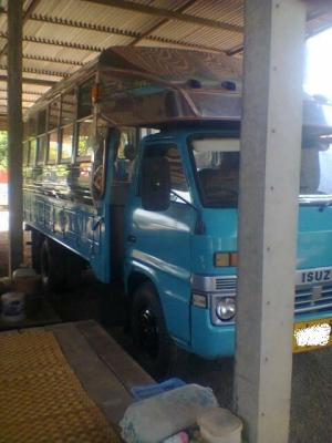 ***ขายแล้วครับขอบคุณ Truck2hand ขาย6ล้อหลังคาโดยสาร ISUZU 100HP 4BC2 เครื่องดี เกียร์ดี ช่วงล่างเดิม คัสซีเดิมไม่ปะไม่ดาม กระบะพื้นไม้หลังคาโดยสาร 4.30ม. ยางดี6เส้น หัวเก๋งสวยไม่ผุ ภายในดีคอนโซลครบ พ.ธรรมดา พร้้อมใช้งาน ถอดป้ายเหลืองออกแล้ว ราคาต่อรองได้เ