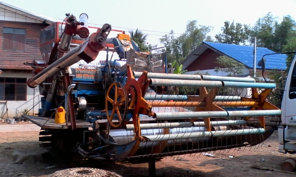 รถเกี่ยวข้าว+เทเลอร์ 10 ล้อ ( 620000 ) รถเกี่ยวข้าว+เทเลอร์ 10 ล้อ ( 620000 )