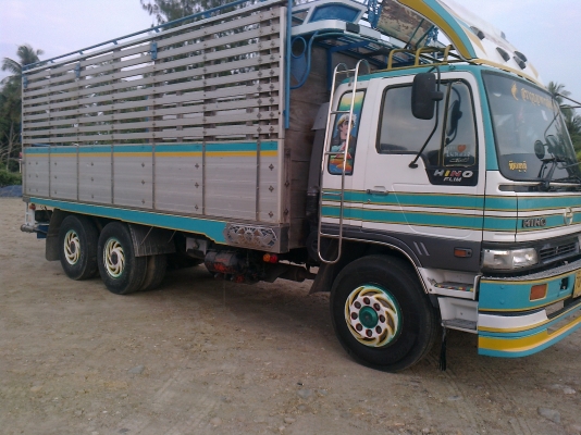 รถบรรทุกรั้ว 10 ล้อ