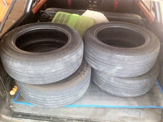 ขาย...KUMHO 195/60/15 ปี2011 ดอกนิ่มๆ ไม่รั่วซึม
