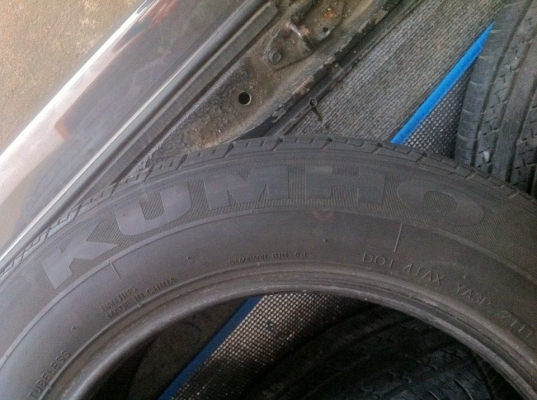 ขาย...KUMHO 195/60/15 ปี2011 ดอกนิ่มๆ ไม่รั่วซึม