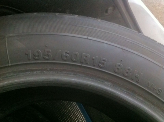 ขาย...KUMHO 195/60/15 ปี2011 ดอกนิ่มๆ ไม่รั่วซึม