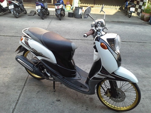Fino ปี 54 ท่ออาร์ม สีขาว ดำ ล้อขอบทอง รถสวย เบาะใหม่ เครื่องเดิมแน่นๆ เอกสารครบ ท้าพิสูจน์ ลองขับได้จ้า Fino ปี 54 ท่ออาร์ม สีขาว ดำ ล้อขอบทอง รถสวย เบาะใหม่ เครื่องเดิมแน่นๆ เอกสารครบ ท้าพิสูจน์ ลองขับได้จ้า