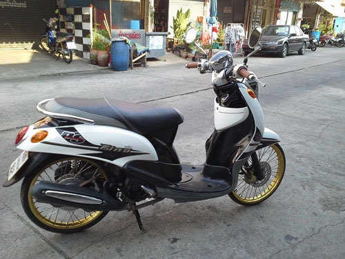 Fino ปี 54 ท่ออาร์ม สีขาว ดำ ล้อขอบทอง รถสวย เบาะใหม่ เครื่องเดิมแน่นๆ เอกสารครบ ท้าพิสูจน์ ลองขับได้จ้า Fino ปี 54 ท่ออาร์ม สีขาว ดำ ล้อขอบทอง รถสวย เบาะใหม่ เครื่องเดิมแน่นๆ เอกสารครบ ท้าพิสูจน์ ลองขับได้จ้า