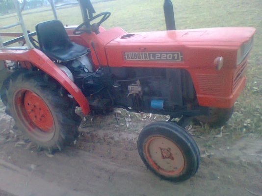ขาย คูโบต้า L2201 ุ  เครื่องดี เกียร์ดี ไฮดรอลิคดี+ล้อเหล็ก+ขลุบ+คราด
