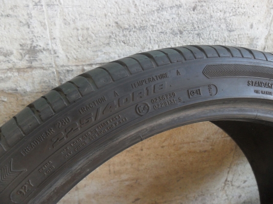 ยาง 225/40R18 สวยๆ 1 คู่ ราคา 2500 บาท