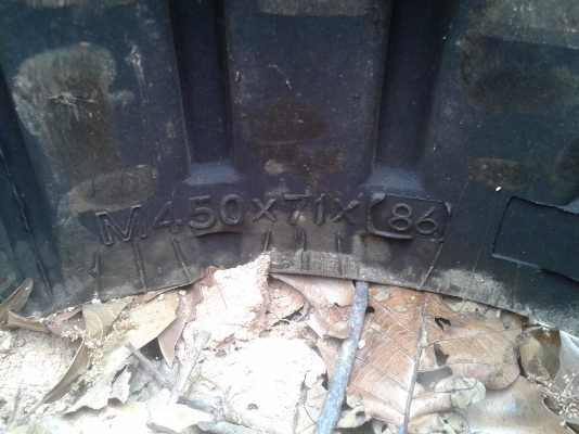 ขายแทรกยาง 2 เส้น M 450X71X86 ประมาณCAT80