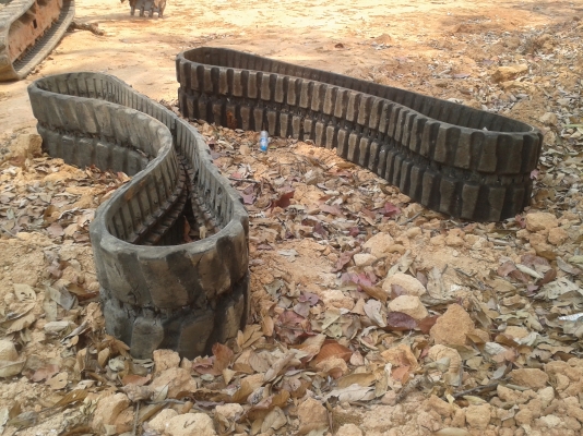 ขายแทรกยาง 2 เส้น M 450X71X86 ประมาณCAT80