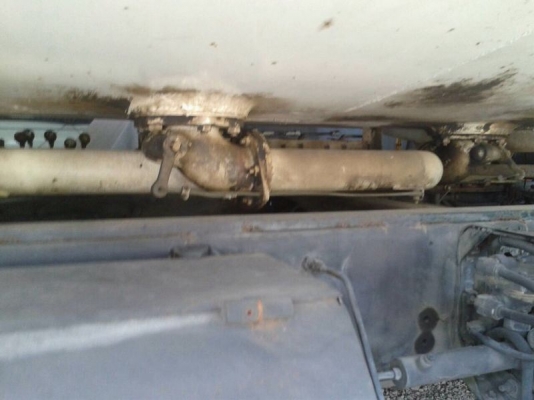 รถอีซูซุ 10 ล้อ ( บรรทุกน้ำมัน )  200 แรงม้า. ปี 49  สนใจติดต่อ 081 - 6079515