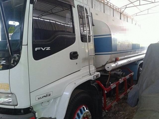 รถอีซูซุ 10 ล้อ ( บรรทุกน้ำมัน )  200 แรงม้า. ปี 49  สนใจติดต่อ 081 - 6079515