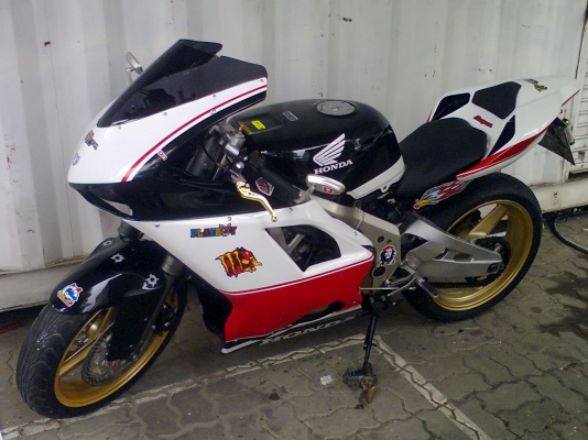 ขายด่วน CBR400 ปี89 ทะเบียนแท้ เครื่องแน่น แฟริ่งแต่งสภาพหล่อๆ ราคาพิเศษ