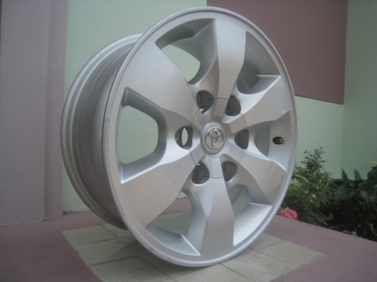 ขายล้อแม็กป้ายแดง vigo champ 16"x7" et30 6 รู 139.7 สีเดิม สีเงิน สนใจติดต่อเล็กคลองสามครับ 081-3747940