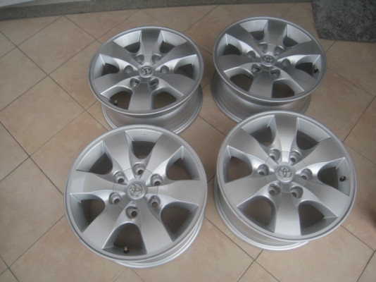 ขายล้อแม็กป้ายแดง vigo champ 16"x7" et30 6 รู 139.7 สีเดิม สีเงิน สนใจติดต่อเล็กคลองสามครับ 081-3747940