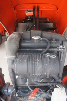 รถแทรกเตอร์พร้อมใช้งาน