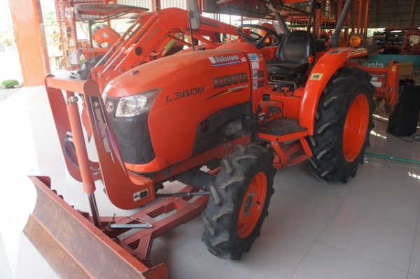 รถแทรกเตอร์พร้อมใช้งาน