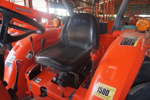 รถแทรกเตอร์พร้อมใช้งาน