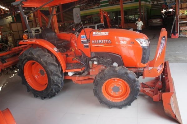 รถแทรกเตอร์พร้อมใช้งาน