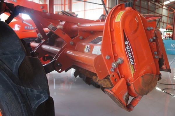 รถแทรกเตอร์พร้อมใช้งาน