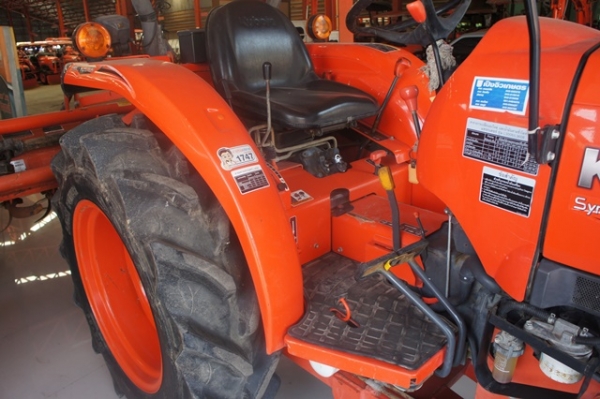 รถแทรกเตอร์พร้อมใช้งาน