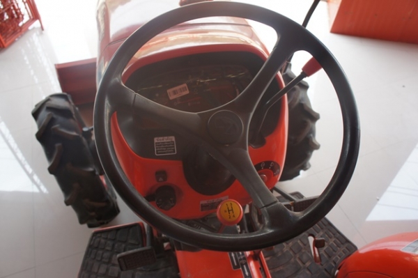 รถแทรกเตอร์พร้อมใช้งาน