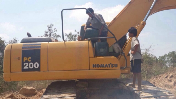 ขายดาวน์!! KOMATSU PC200-7 สภาพสวยค่ะ