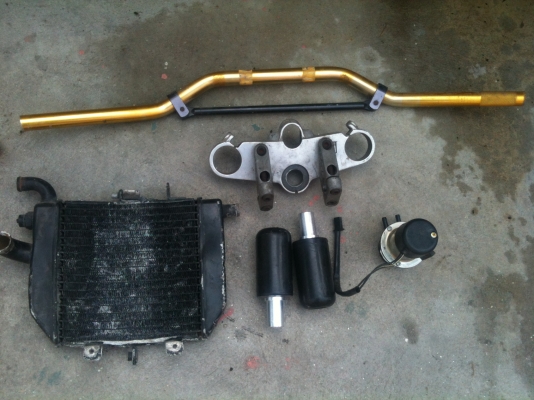 ขายแฟริ่งเดิมๆ nc30 ท่อพร้อมปลาย โช๊ดหน้า ปั๊มบนล่าง และ พักเท้า หม้อน้ำ VFR800