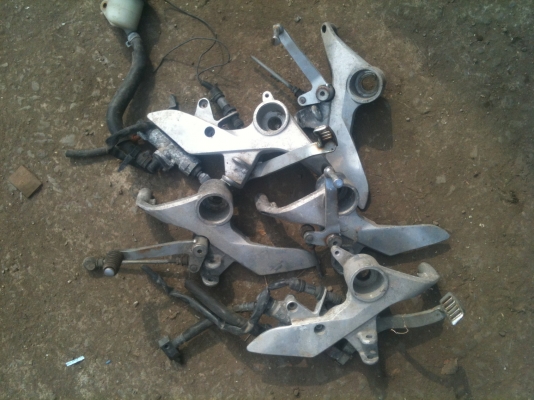 ขายแฟริ่งเดิมๆ nc30 ท่อพร้อมปลาย โช๊ดหน้า ปั๊มบนล่าง และ พักเท้า หม้อน้ำ VFR800