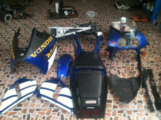 ขายแฟริ่งเดิมๆ nc30 ท่อพร้อมปลาย โช๊ดหน้า ปั๊มบนล่าง และ พักเท้า หม้อน้ำ VFR800