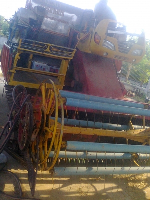 ขายรถเกี่ยวข้าวศักดิ์พัฒนา+เทเลอร์สิบล้อราคา550000บาท