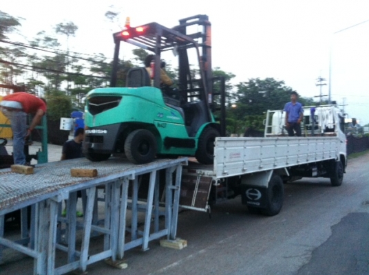 ขายฟอร์คลิฟต์ GRANDIA (  เครื่องยนต์หัวฉีดรุ่นใหม่ล่าสุด ) FG25T  4  M , AT,   ( ขอบคุณมากครับคุณวิสิทธิ์ จ.เลย ) สภาพพร้อมใช้งาน  เดิมแท้จากญี่ปุ่น   สีเดิมและตัวถังสภาพเดิมจากญี่ปุ่น