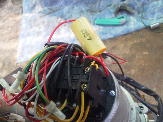 มอเตอร์ประตูม้วน ขนาด 300 W. ใช้ดึงประตูขึ้นลงได้แค่กดปุม มีโซ่ไว้ดึงในกรณีไฟดับไว้ด้วย