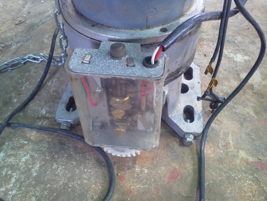มอเตอร์ประตูม้วน ขนาด 300 W. ใช้ดึงประตูขึ้นลงได้แค่กดปุม มีโซ่ไว้ดึงในกรณีไฟดับไว้ด้วย
