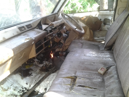 ขายครับ รถโตโยต้ากระบะรถนอก 4ล้อ เครื่องเบนซินติดแก๊ส 4K ทะเบีบนขาด 13 มี.ค 56 ขาย 39500 บาทครับ