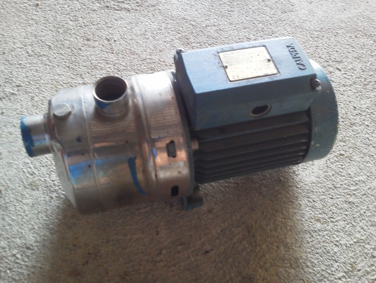 ปั็มน้ำสแตนเลส  CALPEDA  ของอิตาลี ขนาด 1แรงม้า 1 นิ้ว อัตราการไหลอยูที่ 8000 ลิตร / ชั่วโมง  ส่งขึ้นสูงได้ 9 ม.