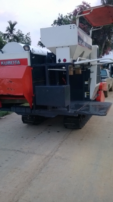 ขายด่วนรถเกี่ยวข้าวคูโบต้า รุ่นdc60plus+พร้อมพ่วงลาก ราคา 429000 บาท