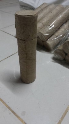 กระบอกกระดาษสาสีธรรมชาตืไม่ได้แต่งสีใดๆอเนกประสงค์ถูกๆ เป็นงานแฮดแมทเอาไว้ใส่ชิ้นงานหรือแพคเป็นของขวัณให้กลับเพื่อนหรือแขกสามารถใส่บรรจุพัสเพื่อใส่ชิ้นงานได้ มีจำนวน50 อัน