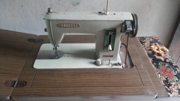 จักรเย็บผ้า brother เป็รจักรเย็บเส้นตรง จักรญี่ปุ่นโดยตรงเป็นของเดิมๆใช้เท้ากระดกใช้สายพานคล้องหรือติดตั้งมอเตอร์ได้ เป็นของเก่าสะสมแต่สามารถทำงานได้ดีสภาพเย็บสวย เย็บเลื่อน
