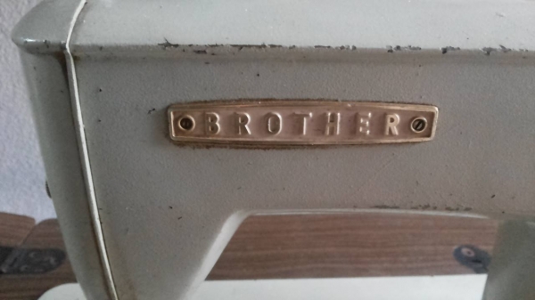จักรเย็บผ้า brother เป็รจักรเย็บเส้นตรง จักรญี่ปุ่นโดยตรงเป็นของเดิมๆใช้เท้ากระดกใช้สายพานคล้องหรือติดตั้งมอเตอร์ได้ เป็นของเก่าสะสมแต่สามารถทำงานได้ดีสภาพเย็บสวย เย็บเลื่อน
