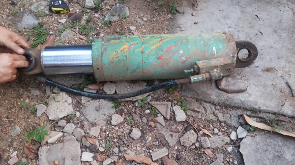 กระบอกไฮโดรลิค เส้นผ่าศูนย์กลางนอกโต6นิ้ว แกนกระบอกที่เลื่อนเข้า-ออกโต 4 นิ้ว ระยะชักเลื่อนตัว 35 ซม. แกนกระบอกไม่มีรอย