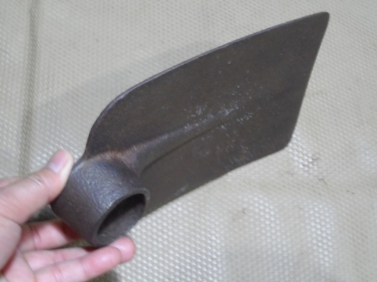 จอบหูกลม ตราจรเข้ อังกฤษ ครับ