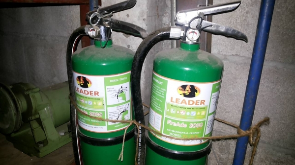 ถังดับเพลิง ยี่ห้อ LEADER เป็นเครื่องดับเพลิงชนิด เหลวระเหย . . ใช้ดับไฟ ประเภท A, B, C, ( ไม้, น้ำมัน, ไฟฟ้า ) มีข้อดี ตรงที่ เมื่อฉีดไปแล้ว จะไม่มีอะไรหลงเหลืออยู่เลย(ระเหยไปหมด) . จึงเหมาะที่จะใช้ในห้องที่มีคุณสมบัติพิเศษ เช่น ห้องคอมพิวเตอร์ ห้องสื่อส